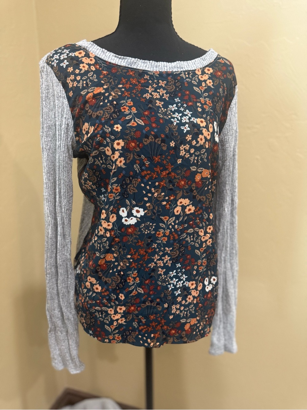 Kaileigh Navy Floral Knit Pullover with Light Gray Ribbed Sleeves
